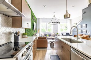 ثلاجة، ميكروويف، فرن، موقد طهي مسطح