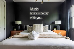 4 bedrooms, desk, iron/ironing board, WiFi - Skyline Serenity – Rooftop Patio – Ping Pong (Nashville)