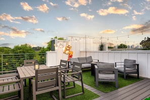 Outdoor dining - Skyline Serenity – Rooftop Patio – Ping Pong (Nashville)