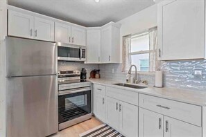 Kylskåp, mikrovågsugn, ugn och spishäll