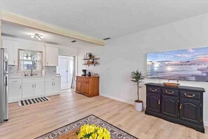 Fridge, microwave, oven, stovetop - The Peaceful Place (Sarasota)