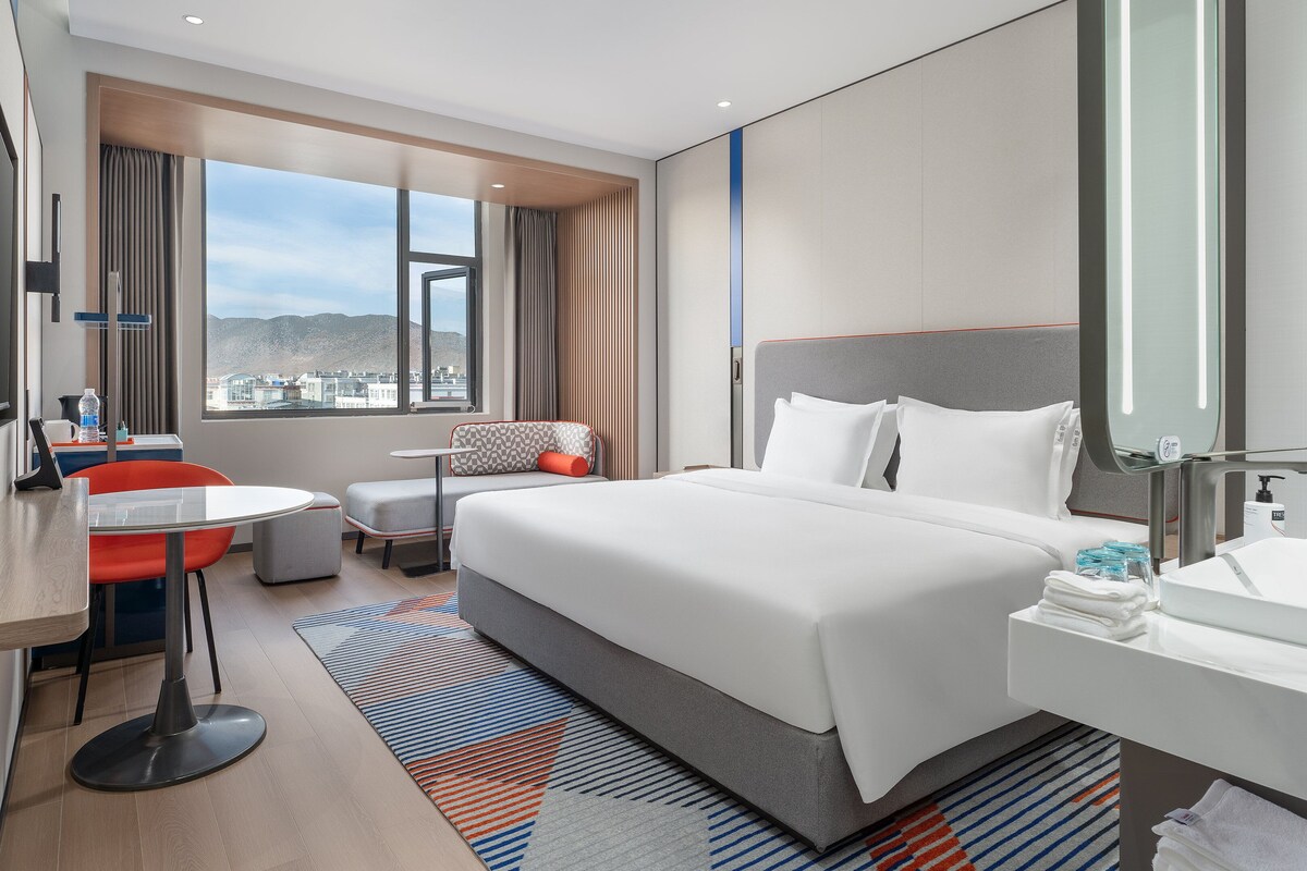 Standaard kamer, 1 kingsize bed, uitzicht op bergen | Luxe beddengoed, donzen dekbedden, een minibar, een bureau