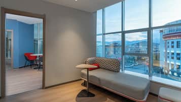 Phòng Suite, 1 giường cỡ king | 1 phòng ngủ, bộ đồ giường cao cấp, chăn bông, minibar