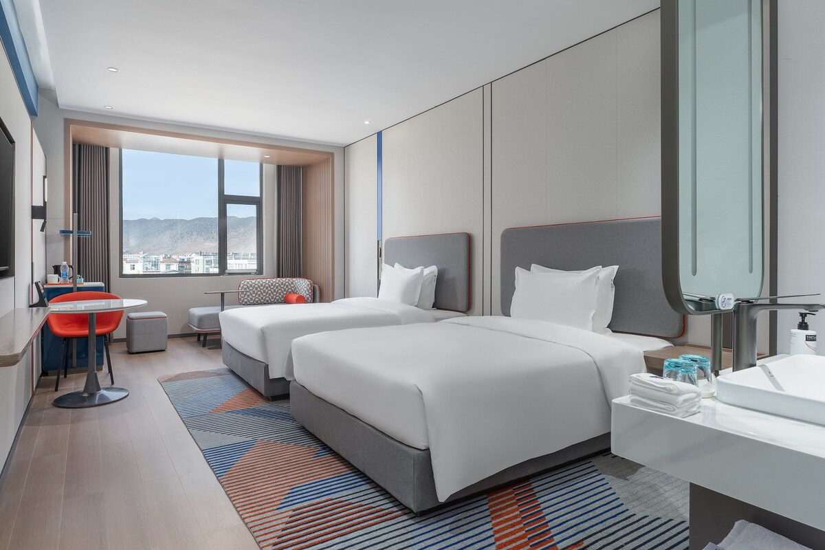 Standaard kamer, 2 tweepersoonsbedden, uitzicht op bergen | Luxe beddengoed, donzen dekbedden, een minibar, een bureau