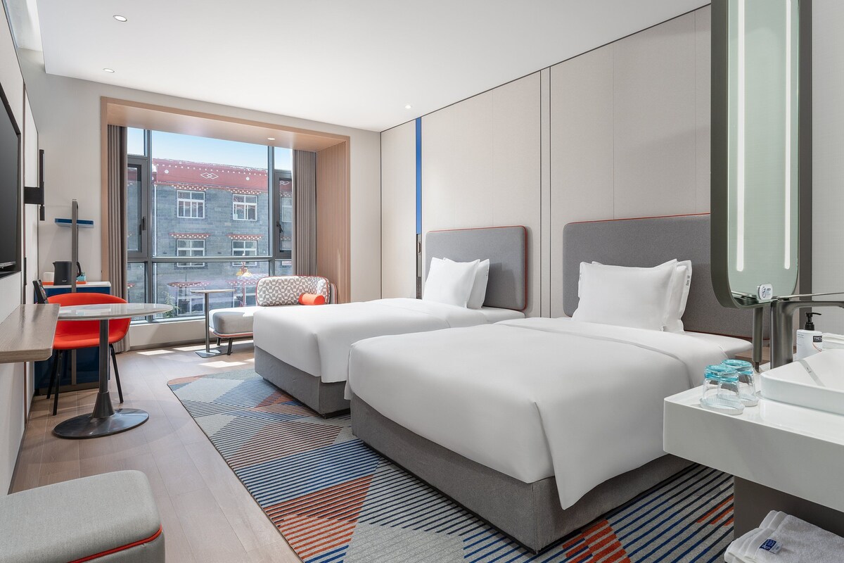 Standaard kamer, 2 tweepersoonsbedden, uitzicht op stad | Luxe beddengoed, donzen dekbedden, een minibar, een bureau
