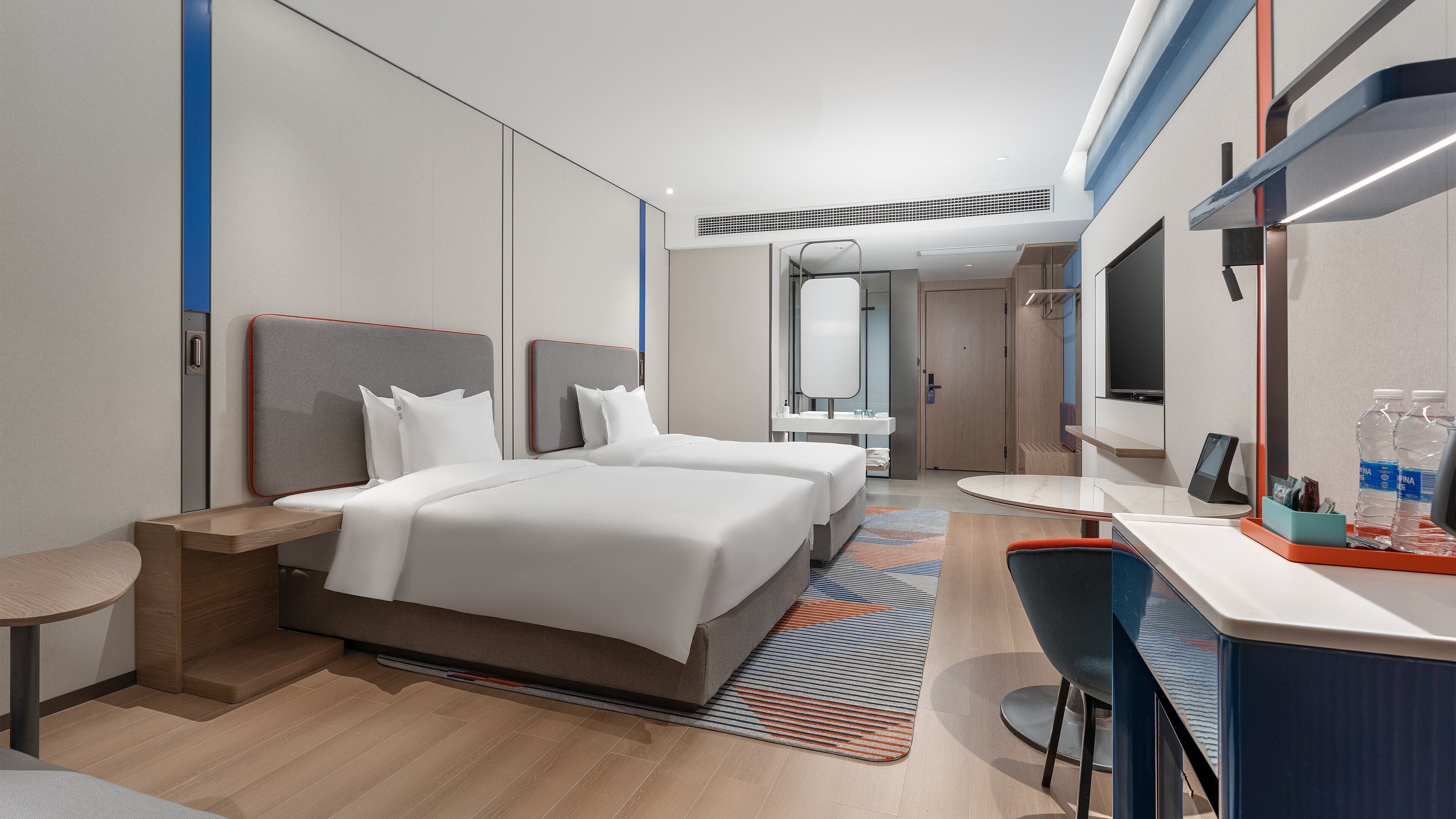 Premium bedding, down duvets, minibar, desk