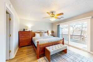 3 bedrooms, desk, iron/ironing board, Internet - Lakefront paradise with amazing views, washer/dryer, & central AC (Bella Vista)