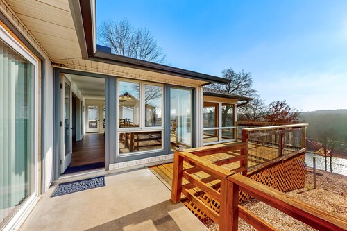 Lakefront paradise with amazing views, washer/dryer, & central AC