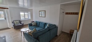 Una chimenea, libros