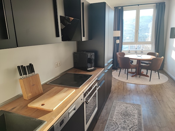 Fridge, oven, stovetop, dishwasher