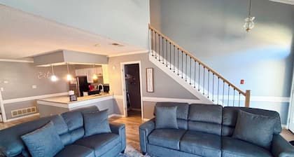 Cozy,Safe, Tanger Townhome 2 minutes from shopping
