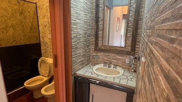 Bidet, toallas, jabón, papel de baño