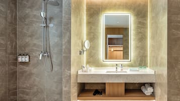 Habitació estàndard, 1 llit de matrimoni gran, accessible | Bany | Dutxa, capçal de dutxa d'hidromassatge i articles de tocador gratuïts