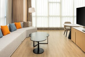 1 King Suite with Daybed | Premium bedding, down comforters, laptop workspace, blackout drapes - Holiday Inn Express Binzhou City Center by IHG (Binzhou)