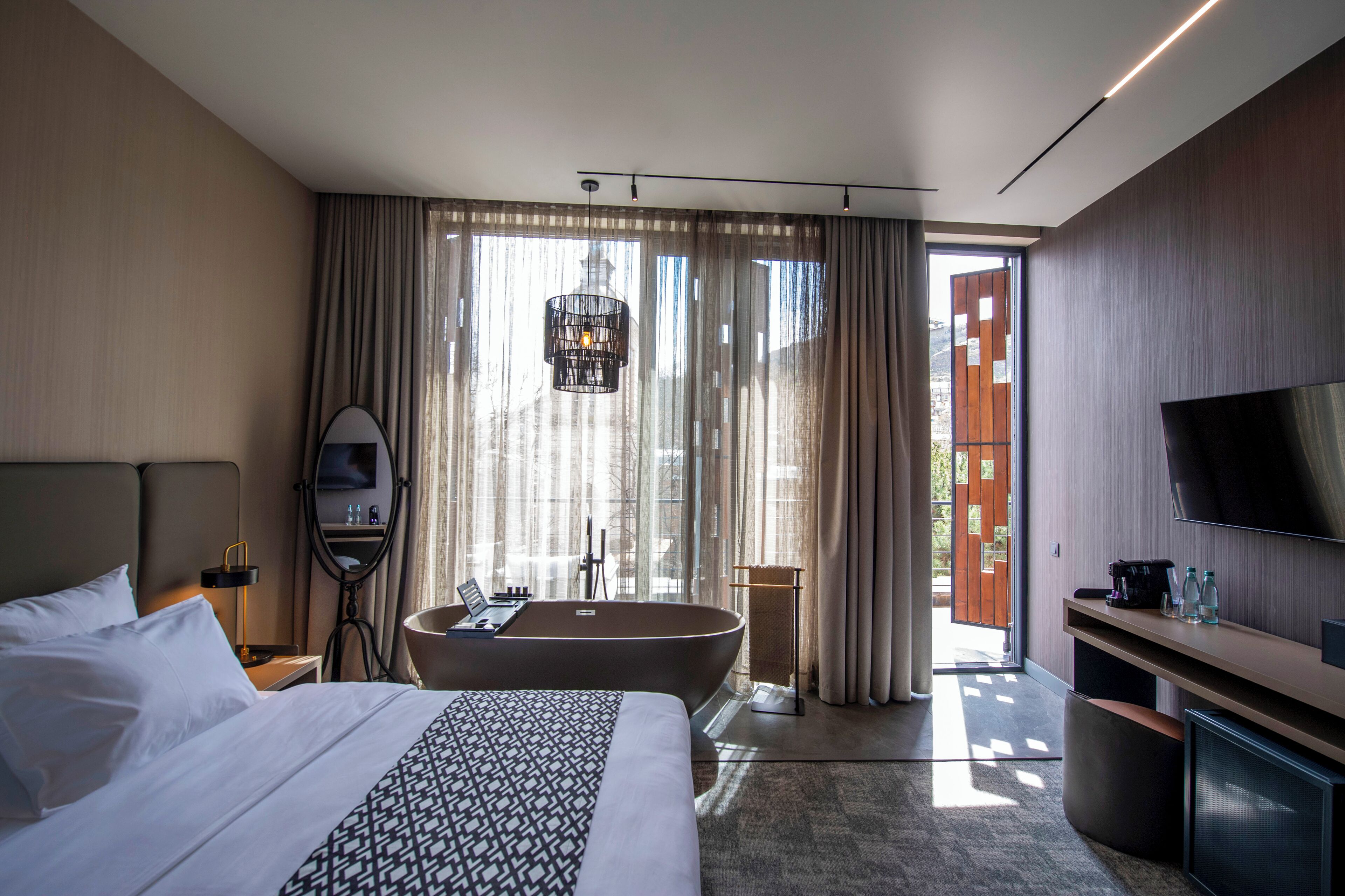 Chambre Romantique (XX) | Literie de qualité supérieure, matelas mémoire de forme, minibar