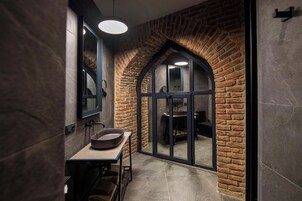 Standardværelse | Badeværelse | Separat badekar og bruser, gratis toiletartikler, hårtørrer, badekåber