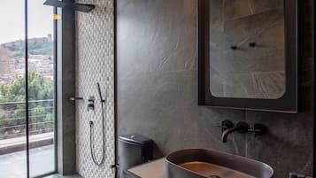 Romantische kamer (XX) | Badkamer | Een aparte badkuip en douche, gratis toiletartikelen, een haardroger
