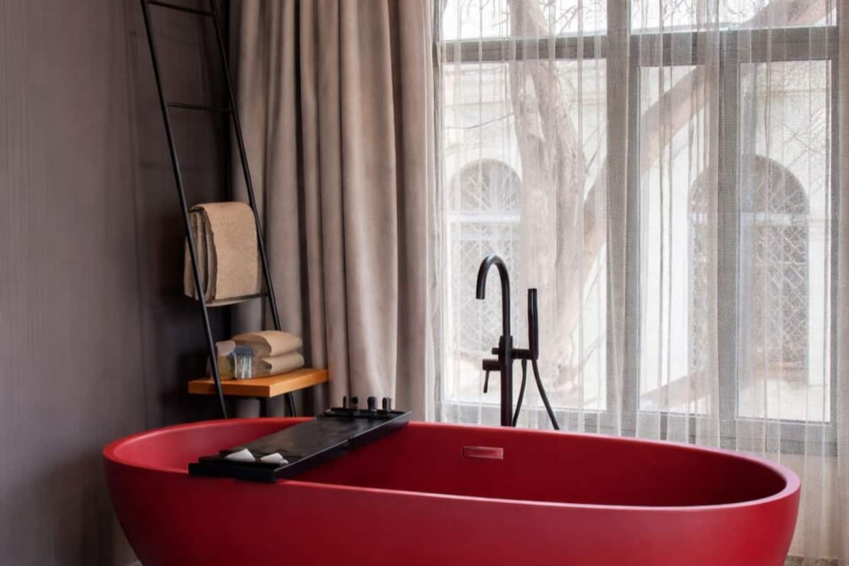 Rom – junior | Sengetøy av topp kvalitet, memory foam-senger, minibar og safe på rommet