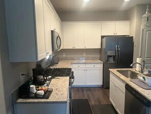 Fridge, microwave, oven, stovetop - Welcome home, your home away from home (Fuquay-Varina)