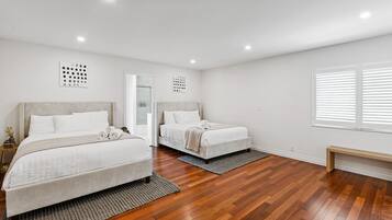 4 bedrooms, in-room safe, desk, iron/ironing board