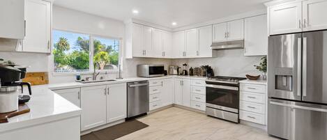 Een koelkast, een microgolfoven, een oven, een kookplaat