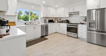 14 ppl Estate w/Pool. Near Universal Studios!