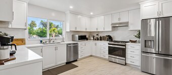 14 ppl Estate w/Pool. Near Universal Studios!