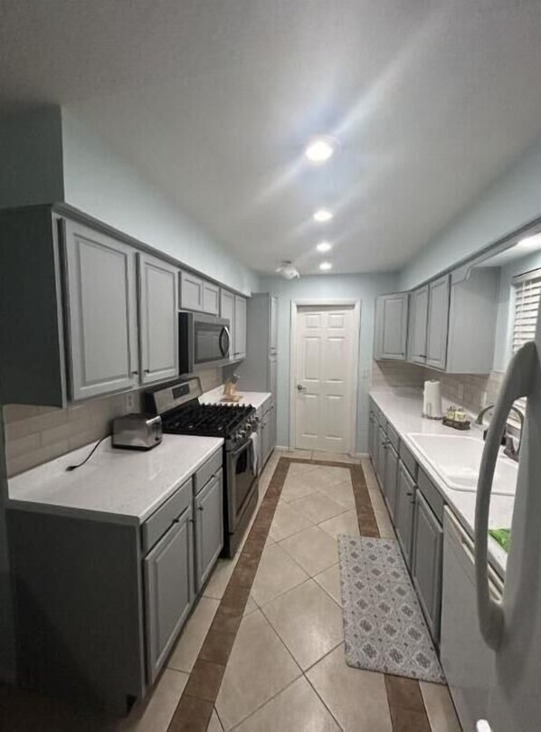 Køleskab, mikrobølgeovn, ovn, kogeplade