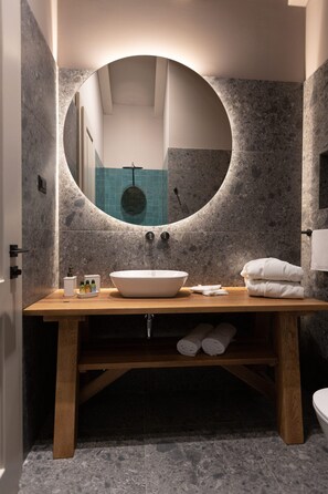 Een douche, een haardroger, handdoeken, zeep