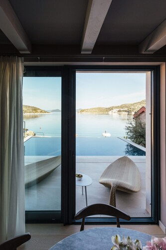 Luxurious retreat just steps away from the sea