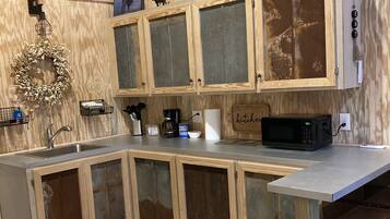 Een koelkast, een magnetron, een oven, een kookplaat