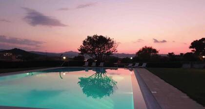 Villa 'Baja Sardinia' mit Meerblick, Gemeinschaftspool und WLAN