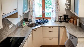 Kühlschrank, Geschirrspüler, Wasserkocher mit Kaffee-/Teezubehör