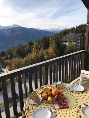 Outdoor dining - Crans Montana wonderful view apartment with bus stop outside (Crans-Montana)