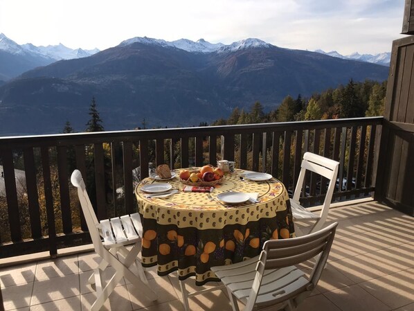 Outdoor dining - Crans Montana wonderful view apartment with bus stop outside (Crans-Montana)