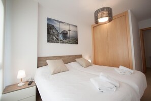 2 soverom, strykejern/-brett og sengetøy