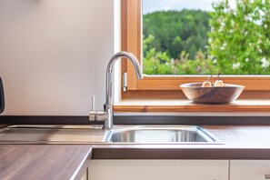 Fridge, oven, stovetop, dishwasher - Holiday Apartment 'Aschnerhof Auf'm Egg' with Mountain View, Private Terrace and Wi-Fi (Renon)