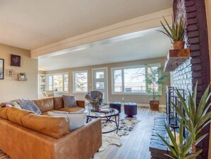 Living area - Sunny Lake Bemidji Paradise
(Bemidji)