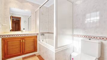 Chuveiro, secador de cabelo, toalhas de banho