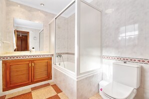 Shower, hair dryer, towels - Apartment 'La Bodegueta' with Private Terrace, Wi-Fi and Air Conditioning (Orba)