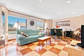 TV, fireplace - Apartment 'La Bodegueta' with Private Terrace, Wi-Fi and Air Conditioning (Orba)