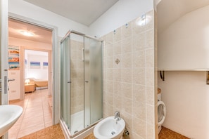 Shower - Holiday Home 'Villetta Concetta' with Private Terrace, Wi-Fi & Air Conditioning (Pescoluse Marina di Salve)