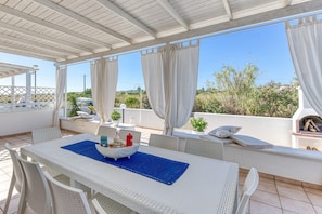 Outdoor dining - Holiday Home 'Villetta Concetta' with Private Terrace, Wi-Fi & Air Conditioning (Pescoluse Marina di Salve)