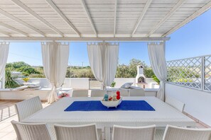 Outdoor dining - Holiday Home 'Villetta Concetta' with Private Terrace, Wi-Fi & Air Conditioning (Pescoluse Marina di Salve)