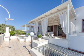 A white building with a covered outdoor area, a pergola, and a pool. - Holiday Home 'Villetta Concetta' with Private Terrace, Wi-Fi & Air Conditioning (Pescoluse Marina di Salve)