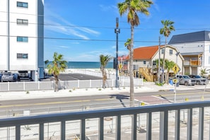 Property grounds - Newly Renovated Gulf View Condo in Harbor House (St. Pete Beach)
