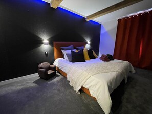 1 bedroom, free WiFi - Between velvet and delicacy..., Chambre d'hôte avec lit king size (VENDRESSE)