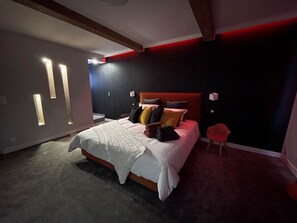 1 bedroom, free WiFi - Between velvet and delicacy..., Chambre d'hôte avec lit king size (VENDRESSE)