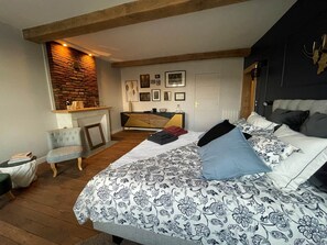 1 bedroom, free WiFi - Between velvet and delicacy..., Chambre d'hôte avec lit king size (VENDRESSE)