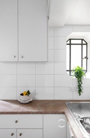 Cookware/dishes/utensils - East Melbourne -MCG,Rod Laver/John Cain Arena, walk- gorgeous ground floor appt (East Melbourne)